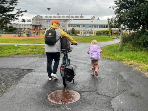 Faðir og dóttir á leið í skóla.