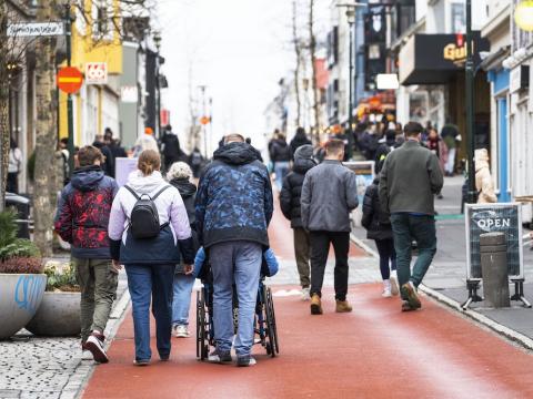 Fólk að labba á göngugötu.