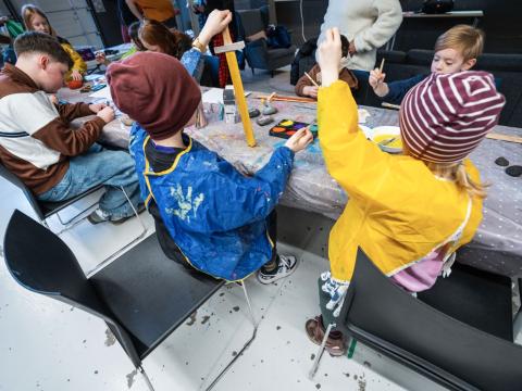 Börn að föndra og mála.