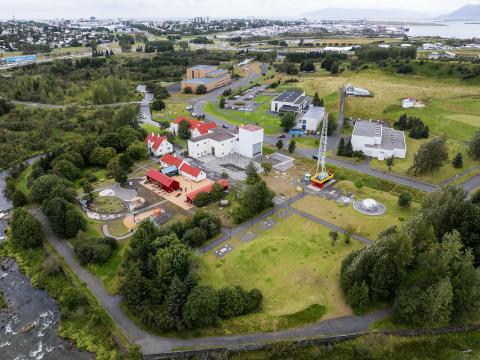 Mynd tekin úr lofti af Elliðaárdal. Elliðaárstöð, Hitt húsið og fleiri hús fyrir miðri mynd. 