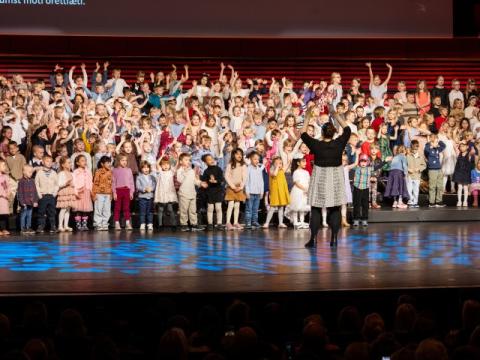 Leikskólabörn syngja lög Dr. Gunna í Eldborg í morgun. 