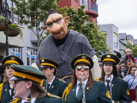 Tufit í skrúðgöngu