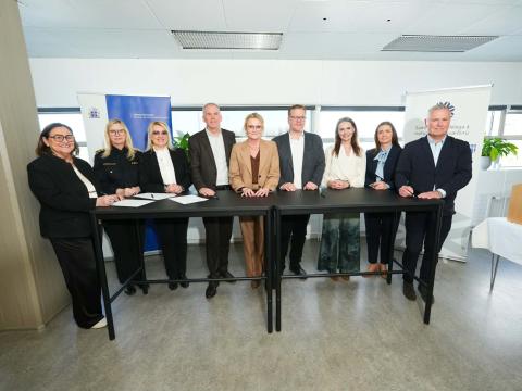 Inga Sæland, mennta- og barnamálaráðherra, Halla Bergþóra Björnsdóttir ríkislögreglustjóri, Ólöf Ásta Farestveit, forstjóri Barna- og fjölskyldustofu, Almar Guðmundsson bæjarstjóri Garðabæjar, Heiða Björg Hilmisdóttir borgarstjóri, Valdimar Víðisson bæjarstjóri Hafnarfjarðar, Ásdís Kristjánsdóttir bæjarstjóri Kópavogs, Margrét Hjaltested bæjarstjóri Mosfellsbæjar og Þór Sigurgeirsson bæjarstjóri Seltjarnarnesbæjar við undirritun samstarfssamnings um Púlsinn í Suðurmiðstöð Reykjavíkurborgar.