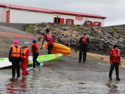 Sumarnámskeið Siglunes þar sem fólk er með kajaka.