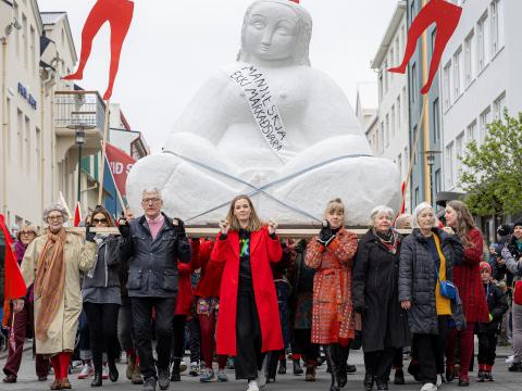 styttan Venus borin af konum í kröfugöngu 1.maí á kvennaárinu 2025. Tekið framan á þær, á Laugavegi, þær halda á styttunni.