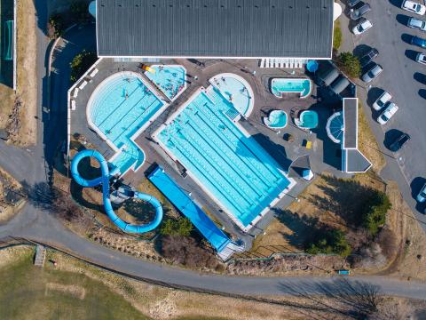 Aerial view of Grafarvogslaug pool, shot directly overhead. Clear weather.