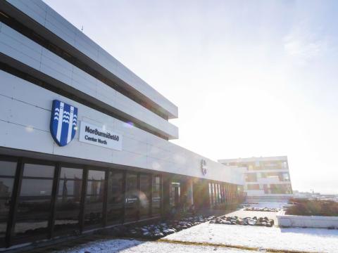 Mynd af framhlið Norðurmiðstöðvar í Efstaleiti
