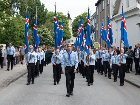 Skátarnir leiða skrúðgöngu frá Austurvelli að Hólavallagarði í morgun