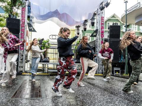 Hópur ungmenna frá Dans Brynju Péturs dansar á Klapparstíg við setningu Menningarnætur.