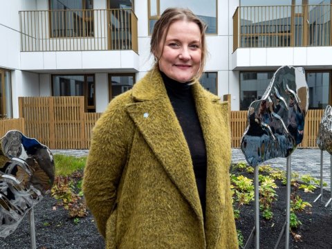 Elísabet Brynhildardóttir, listakona, við verkið Pollar