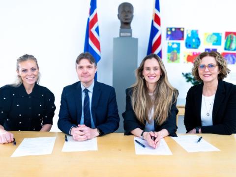 Frá vinstri:  Salóme Guðmundsdóttir, meðstjórnandi í stjórn Ísaksskóla, Páll Harðarson, stjórnarformaður í stjórn Ísaksskóla, Hildur Björnsdóttir, borgarstjóri og Sigríður Anna Guðjónsdóttir, skólastjóri Ísaksskóla.