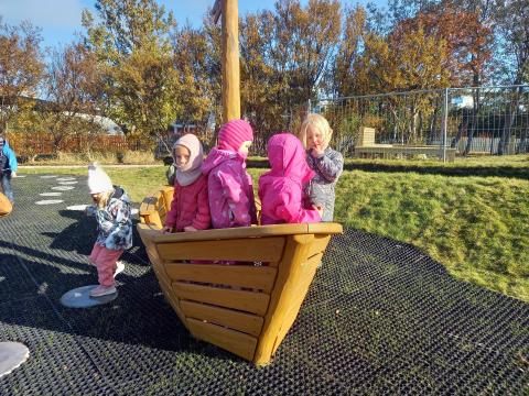 Börn að leik við Ægisborg