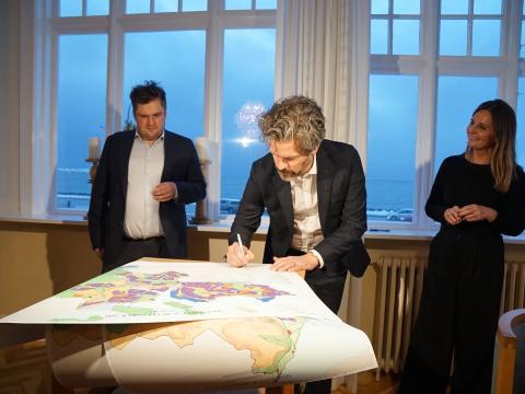 Dagur B. Eggertsson, Ásdís Hlökk Theodórsdóttir og Pawel Bartoszek undirrita Aðalskipulag Reykjavíkur.