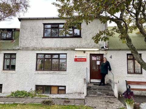 Kristín I. Pálsdóttir á tröppum Konukots