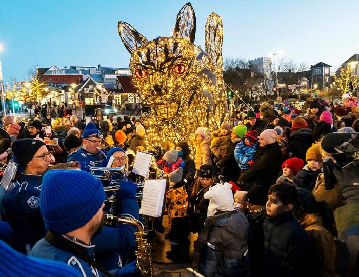 Lúðrasveit og fjöldi gesta á Lækjartorgi þegar ljósin á Jólakettinum voru tendruð.
