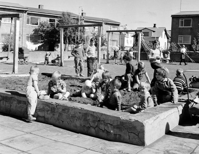 Börn að leik við verkamannabústaðina