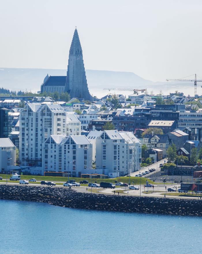 Loftmynd yfir borgina, séð frá sjónum að Sæbraut og Hallgrímskirkju.