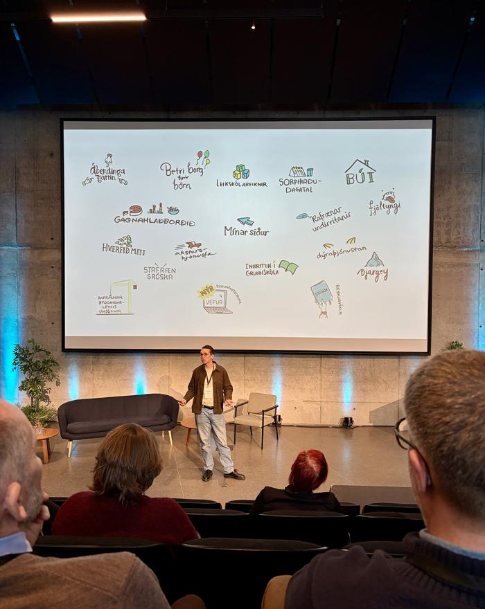 Andri Geirsson presenting at the digital municipal conference.
