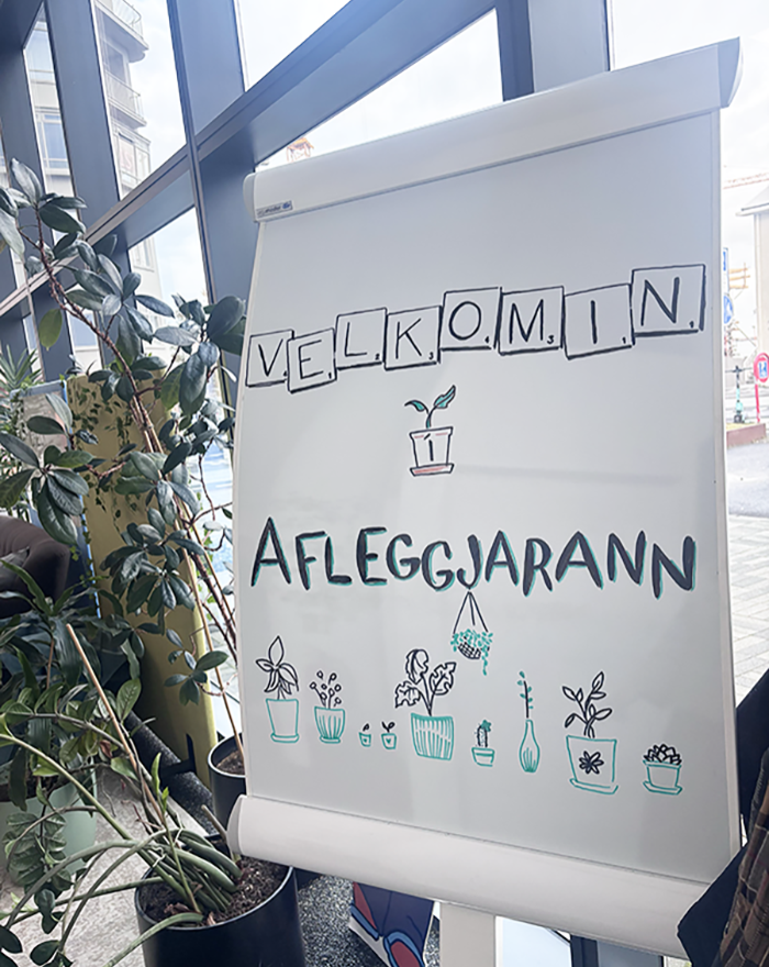 Ljósmynd af skilti sem á stendur Afleggjarinn og Velkominn.