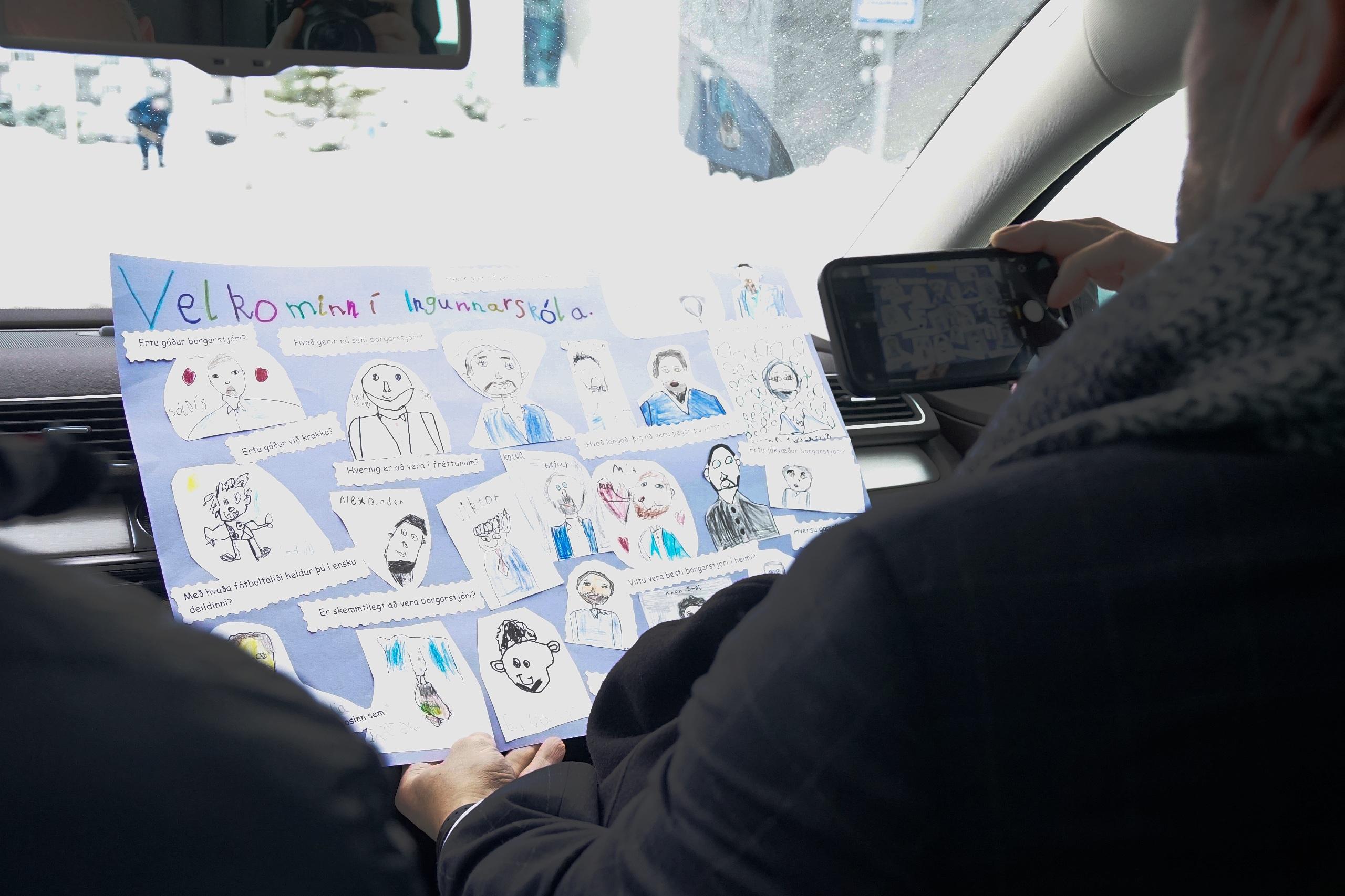 Myndin sem börnin í 2. bekk Ingunnarskóla höfðu föndrað og sett inn spurningar til borgarstjóra.