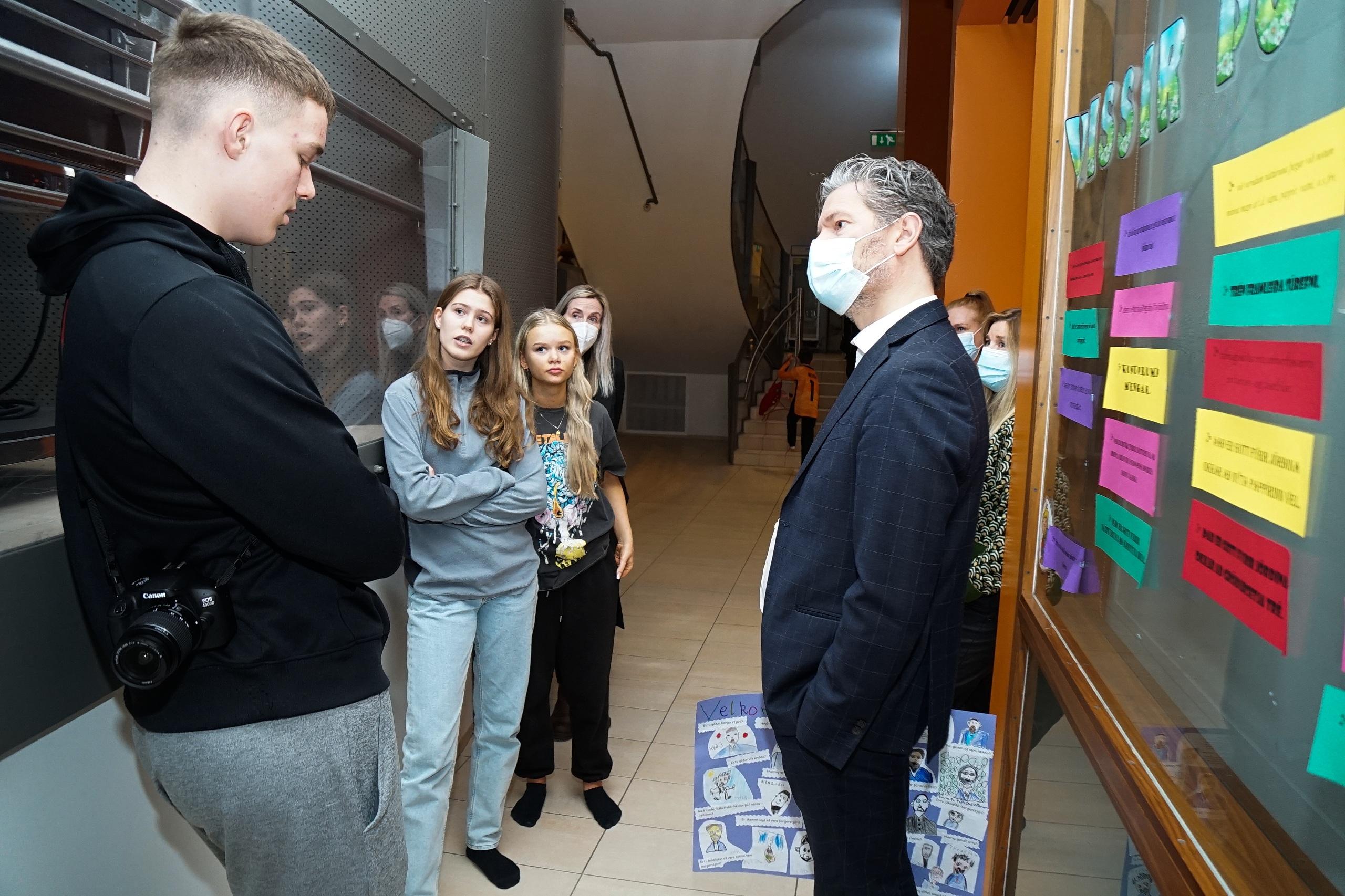 Borgarstjóri í skoðunarferð með fulltrúum nemenda í 8., 9. og 10. bekk Ingunnarskóla