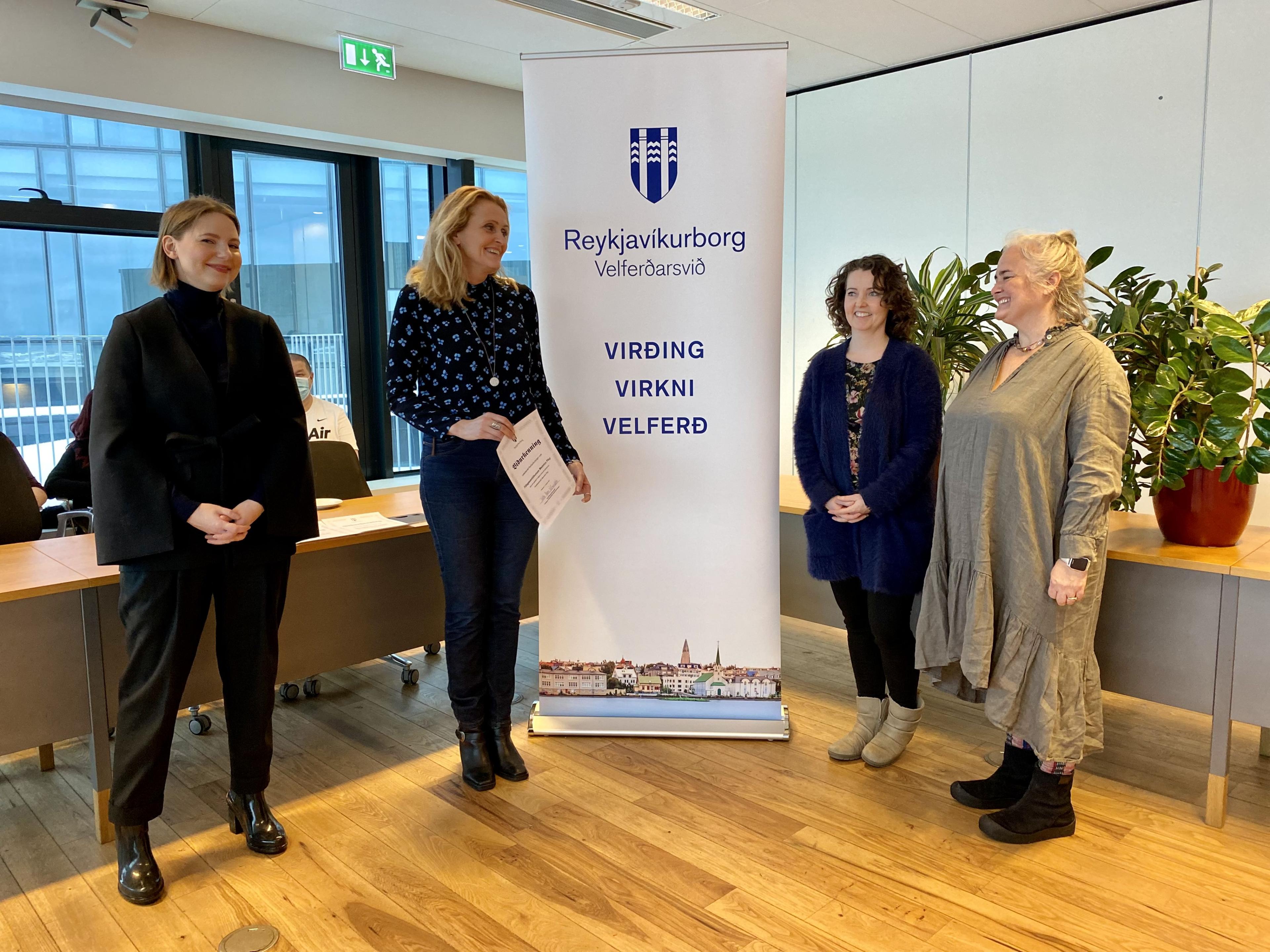Ragnhildur Alda sem situr í velferðarráði, Heiða Björg Hilmisdóttir, formaður velferðarráðs með fulltrúum verkefnisins Memmm Play.