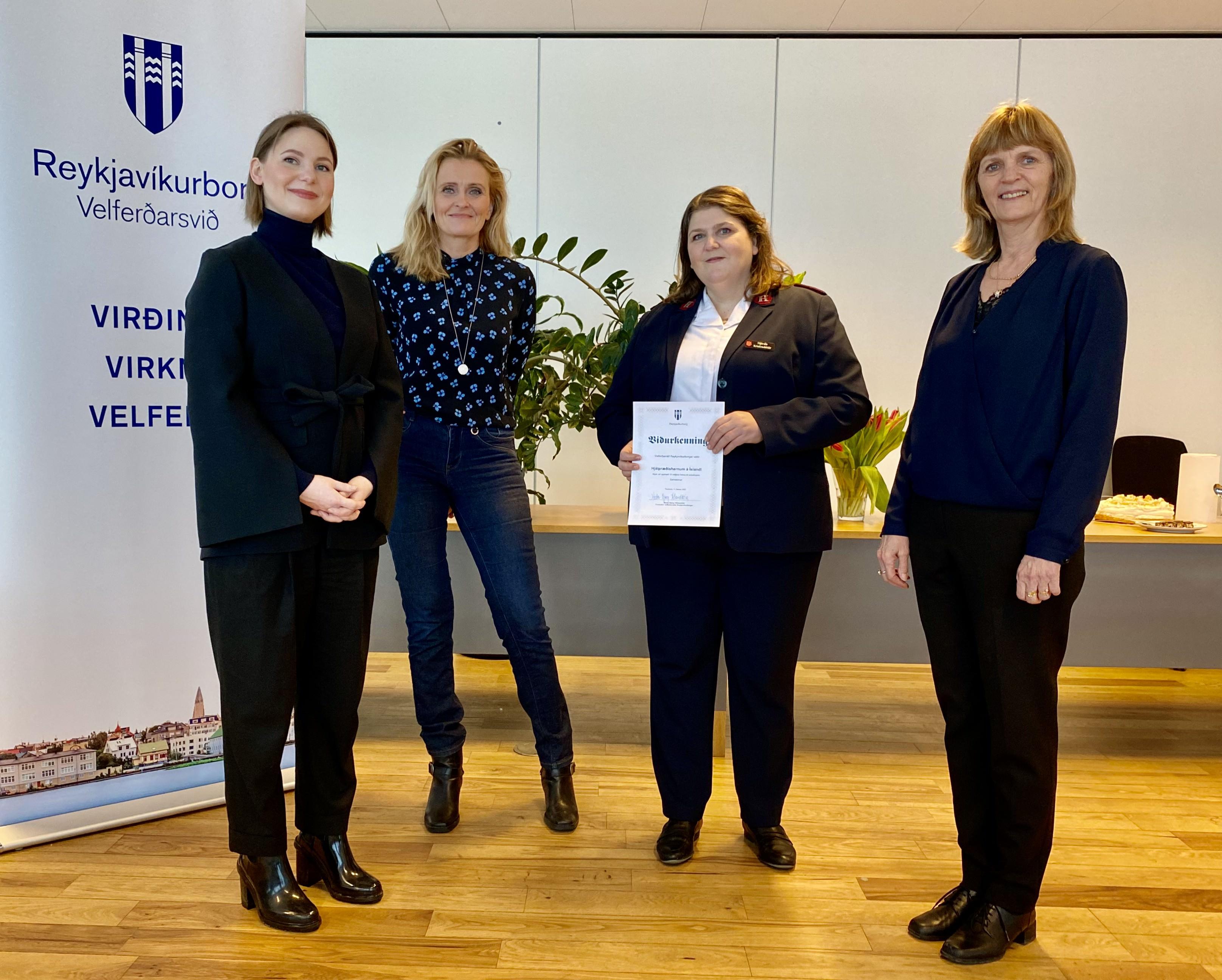 Fulltrúar í styrkjanefnd ásamt Hjördísi Kristinsdóttur hjá Hjálpræðishernum.  