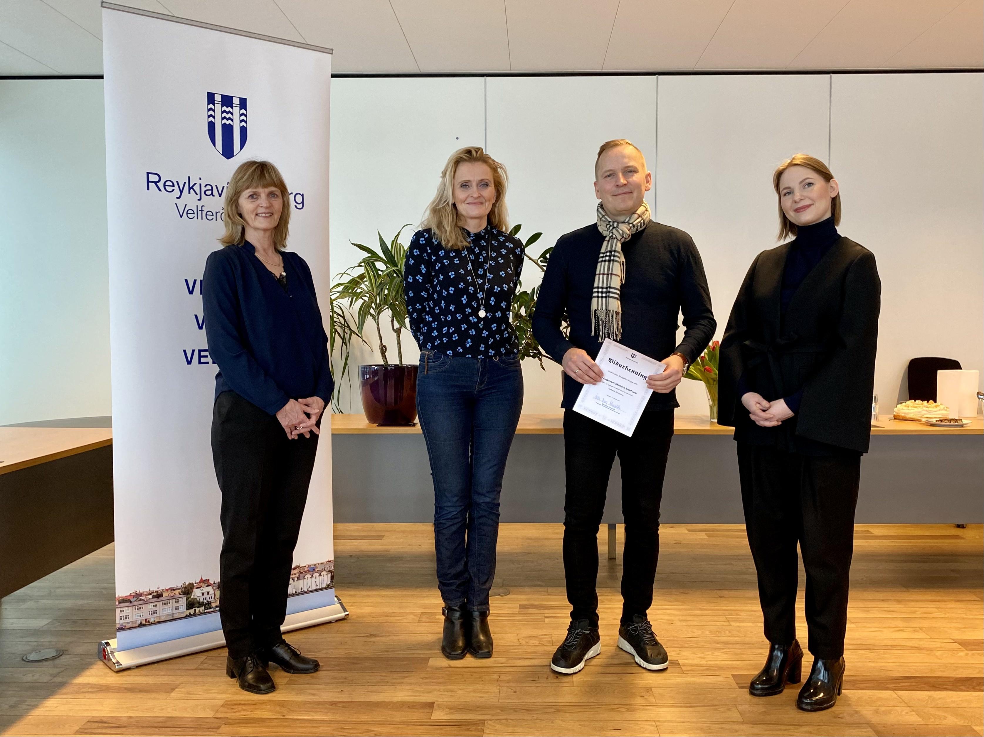 Styrkjanefndin ásamt Valdimar Svavarssyni, framkvæmdastjóra Samhjálpar. 