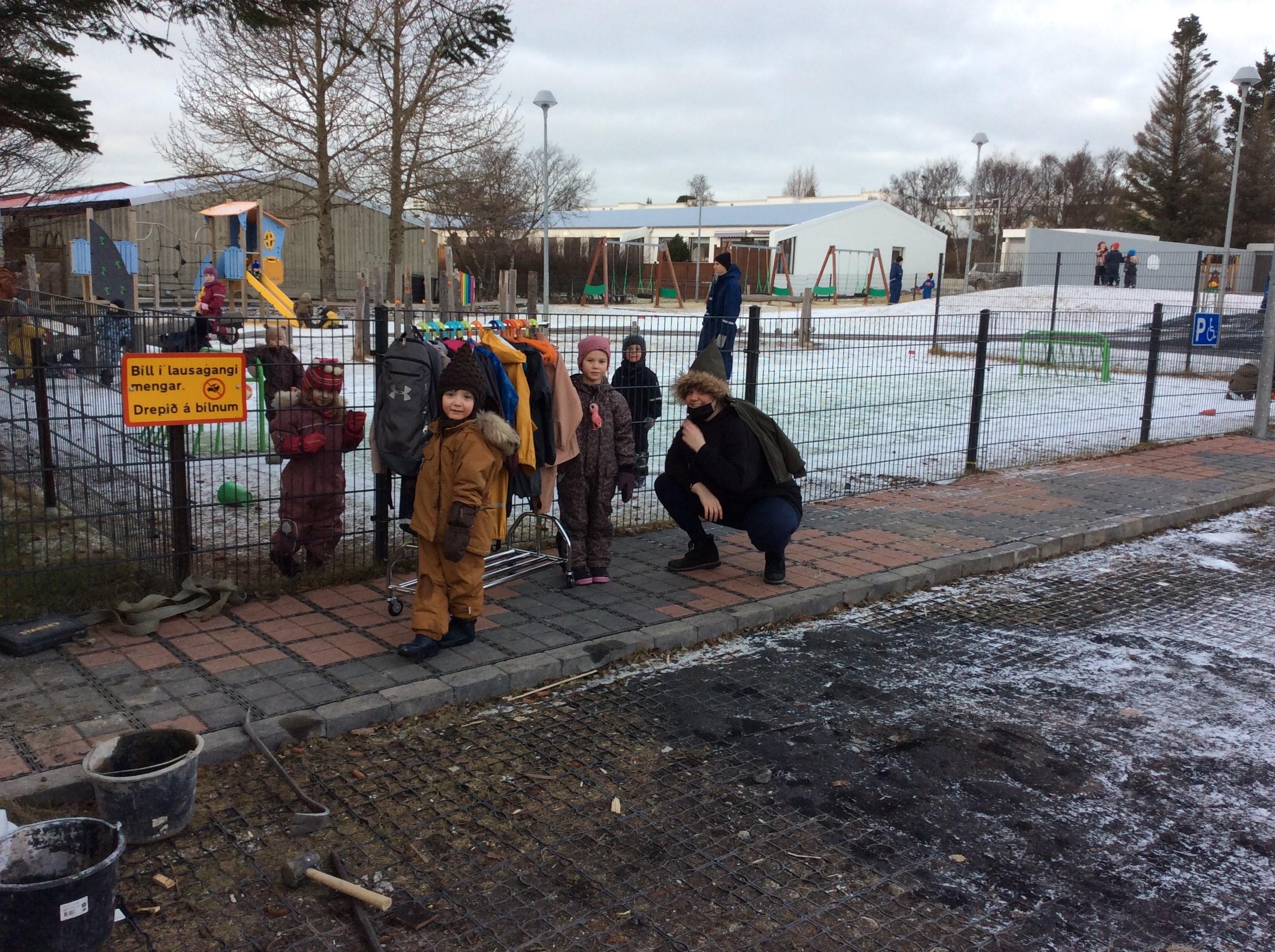 Krakkarnir á Kvistaborg tóku virkan þátt í flutningunum í nýja húsnæðið.