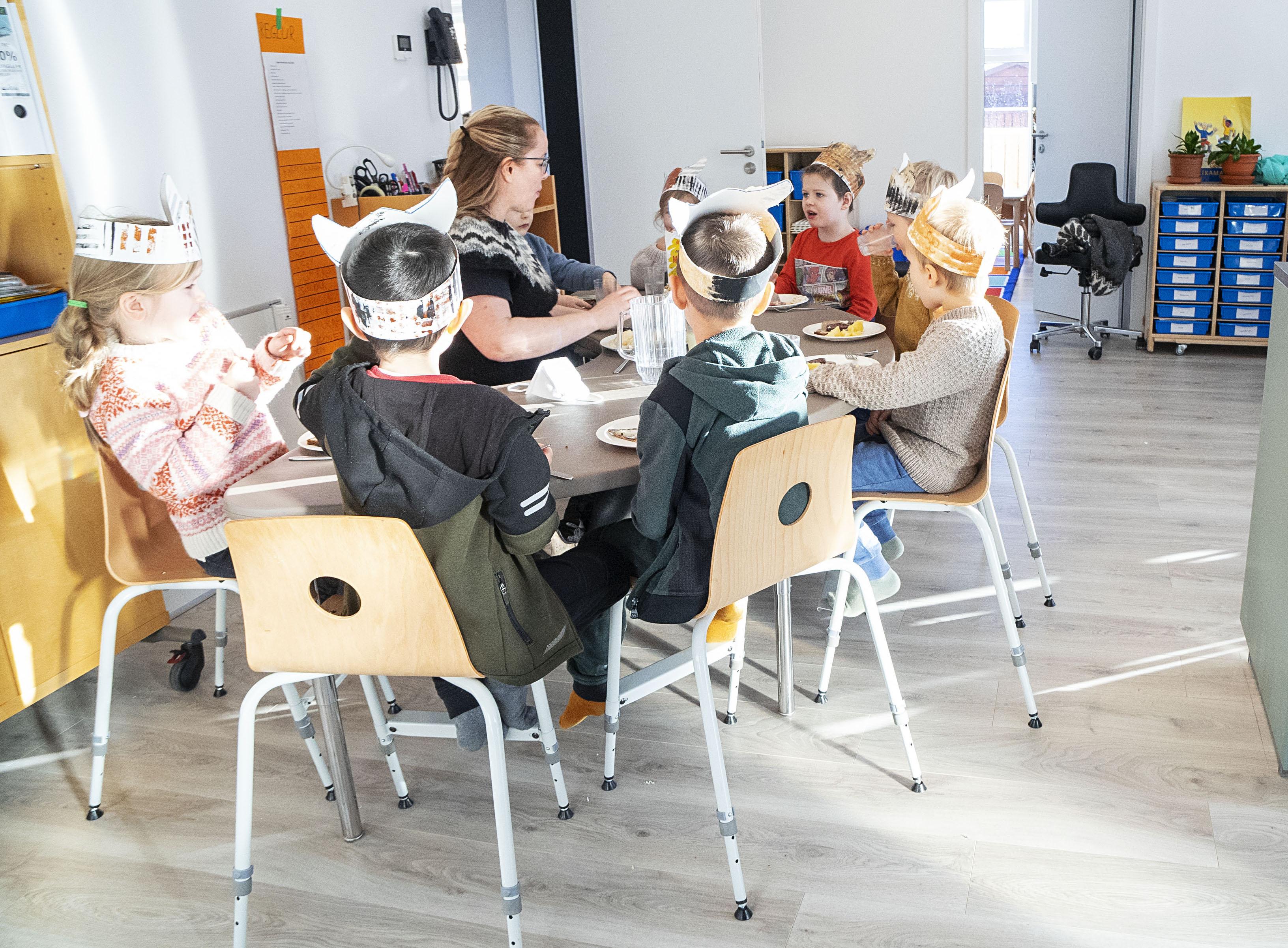 Hádegismatur með Möllu, sem stuttu áður hafði spilað undir hópsöng krakkanna á fiðlu.