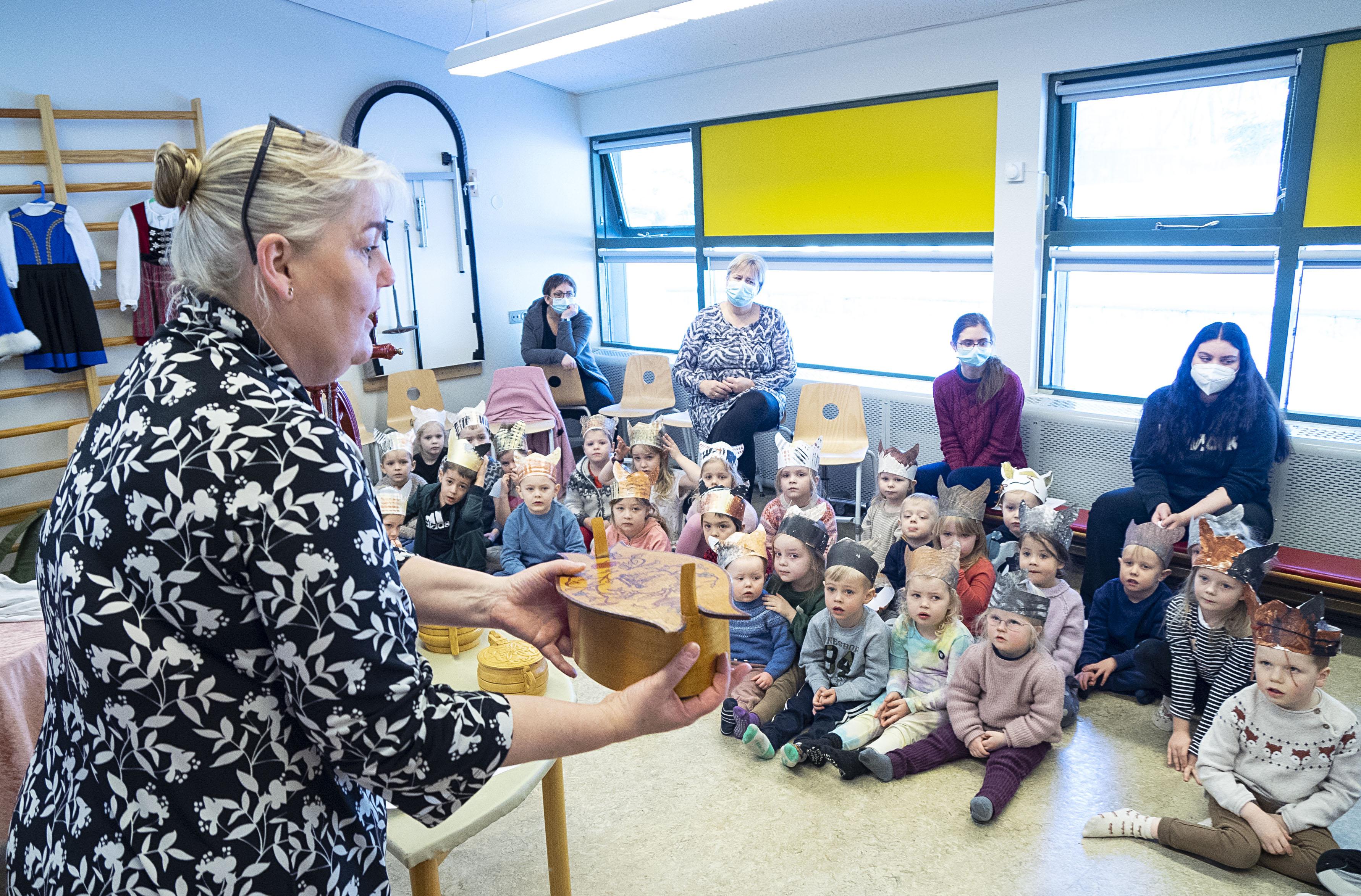 Guðrún leikskólastjóri sýndi börnunum skrýtna og skemmtilega muni frá því í gamla daga.