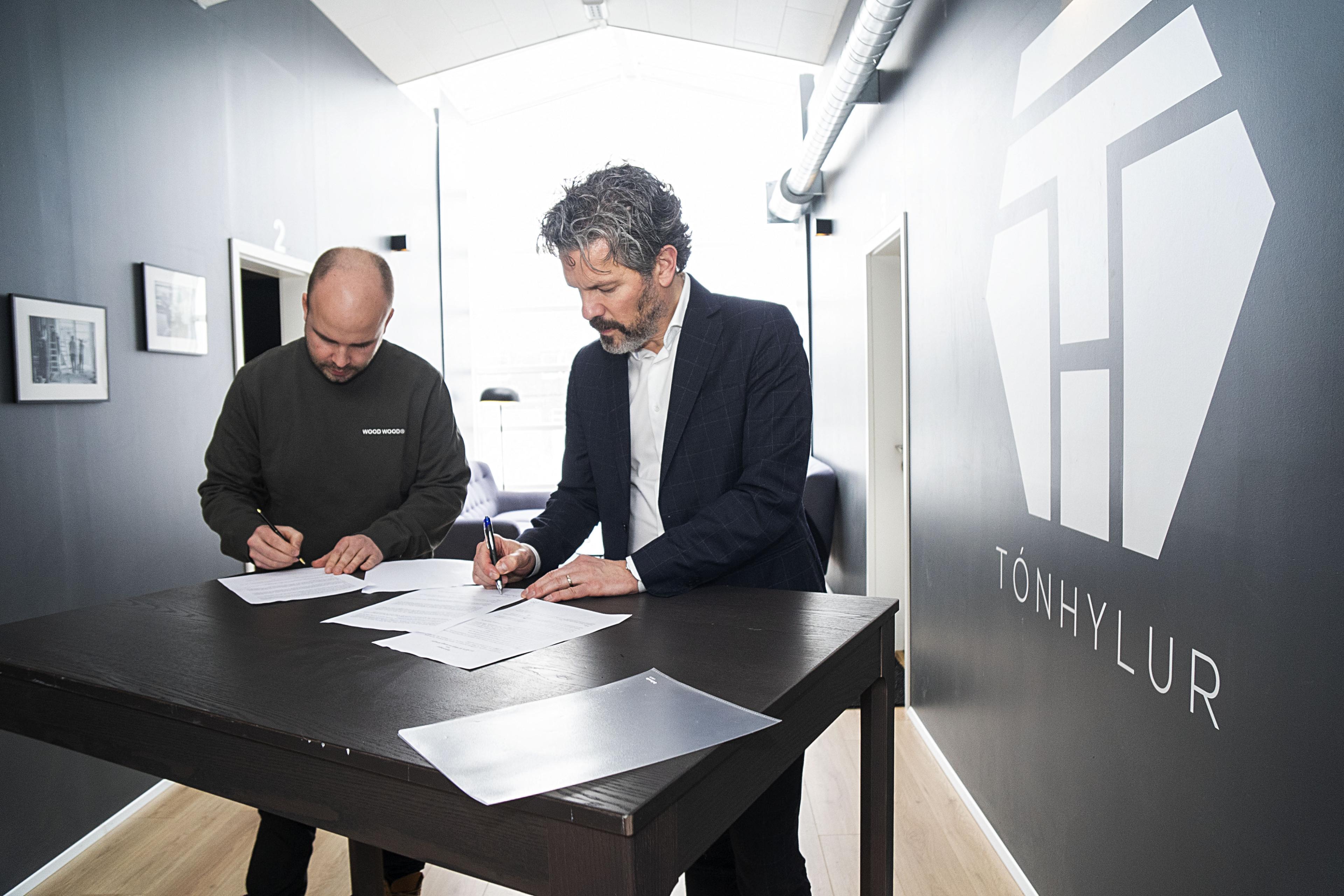 Kristján Sturla og borgarstjóri skrifa undir samning um Tónhyl.