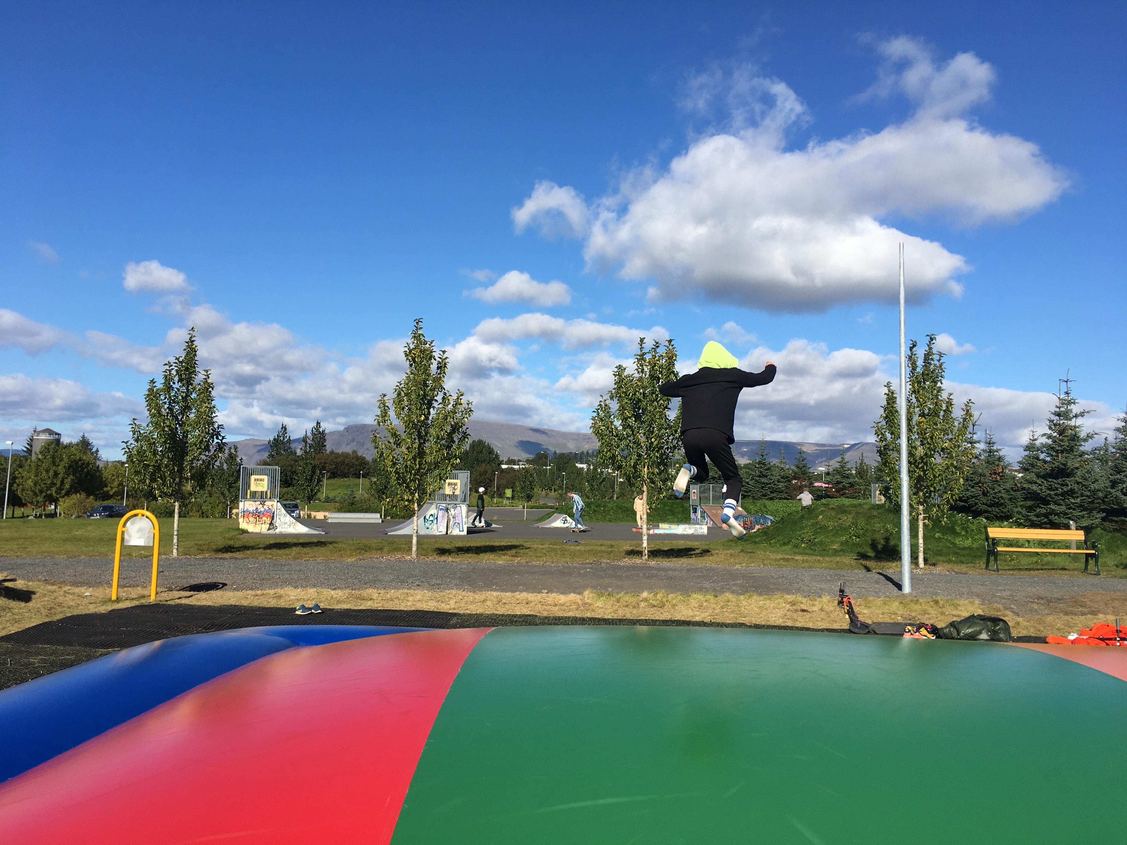 Barn að hoppa á ærslabelgi í Gufunesbæ í Grafarvogi.