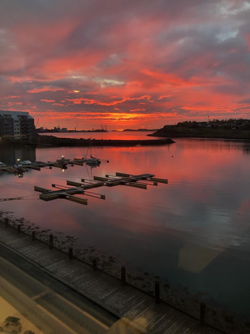 Útsýnið frá stofuglugga Jóns er ekki af verri endanum.