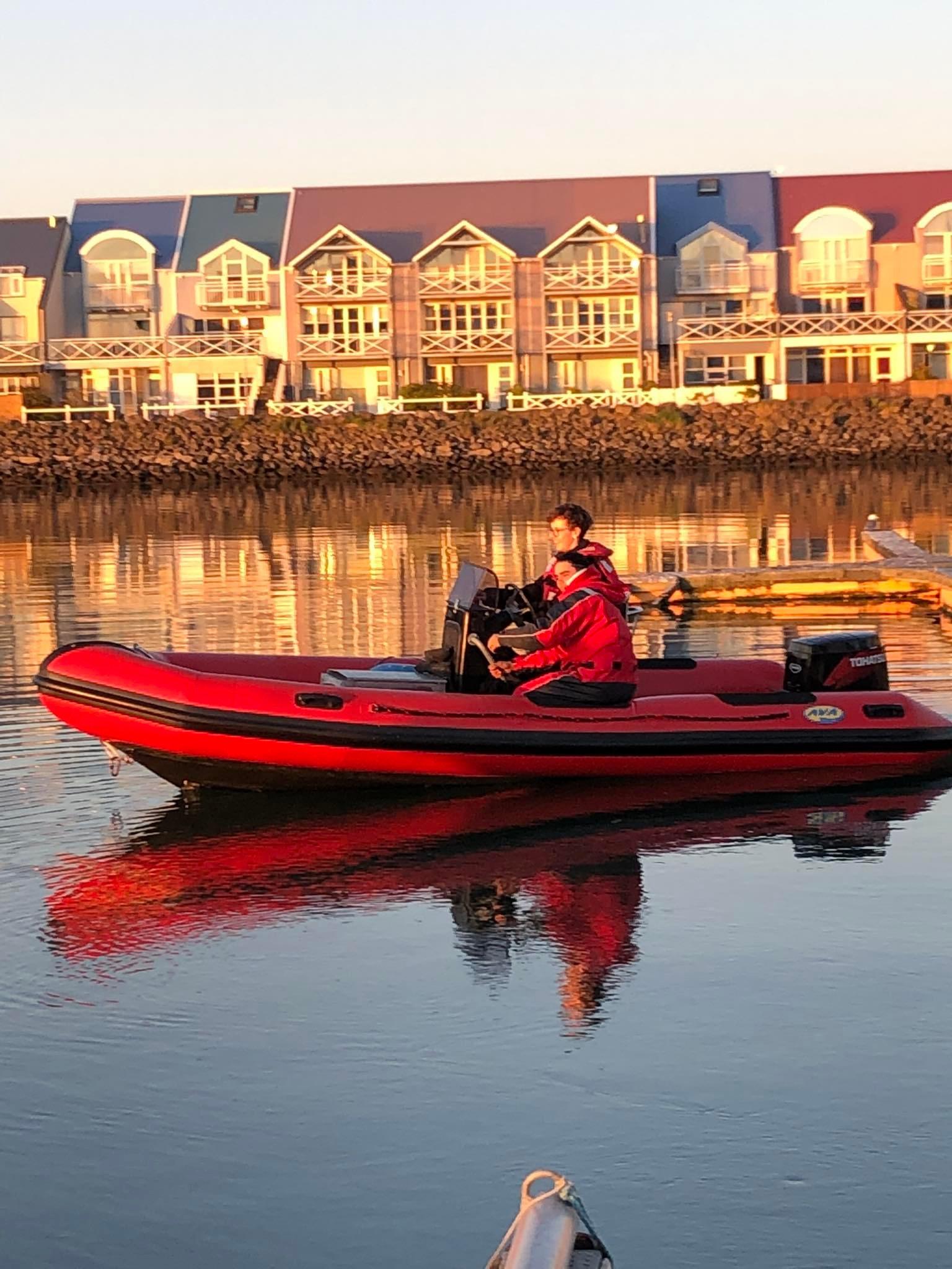 Blær Víkingur, sonur Jóns, með vini sínum á RIB-bátnum.