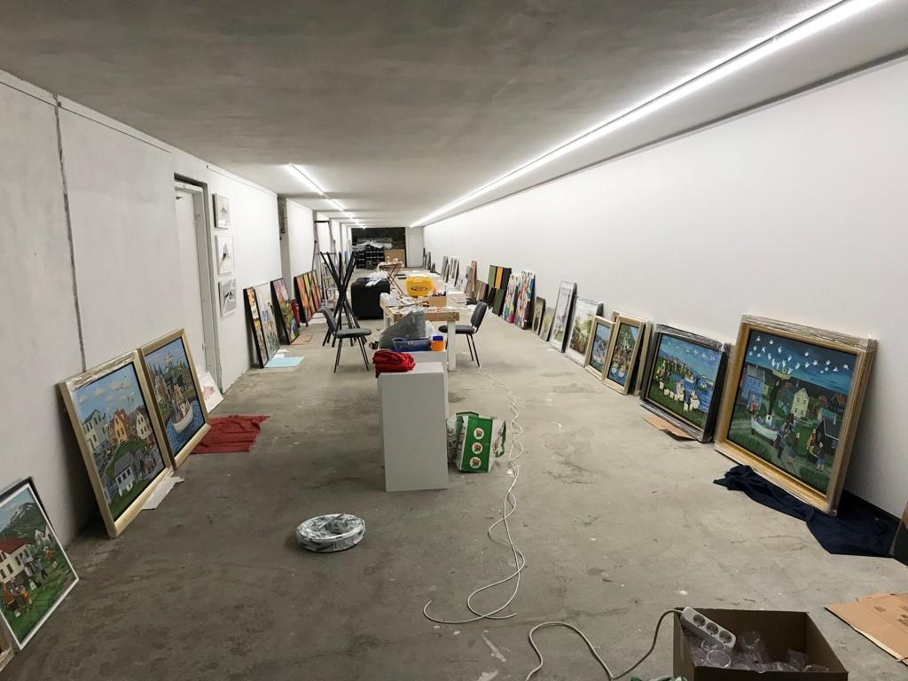 Í bakhúsinu er húsnæði sem er hugsað sem sýningarsalur eða gallerí fyrir tímabundnar hönnunar- og listsýningar. Myndin var tekin þegar verið var að setja upp sýningu þar í haust.