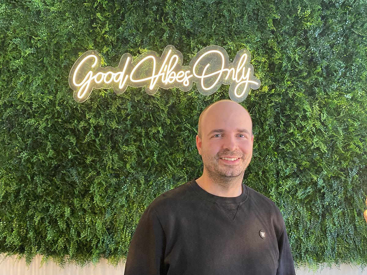 Kristján Sturla við gróðurvegg á kaffihúsi.