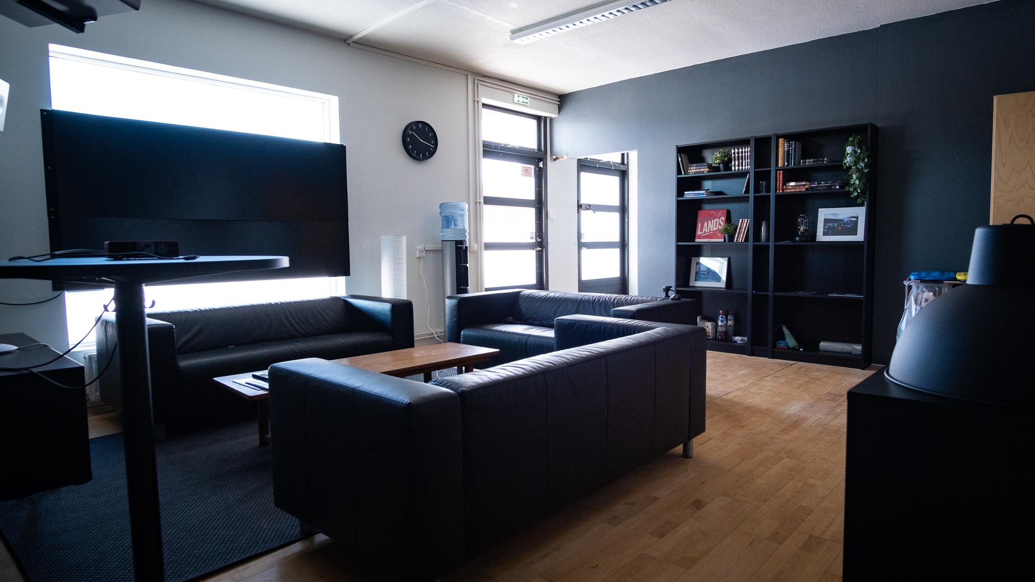 Sófar og kennsluaðstaða í Tónhyl.