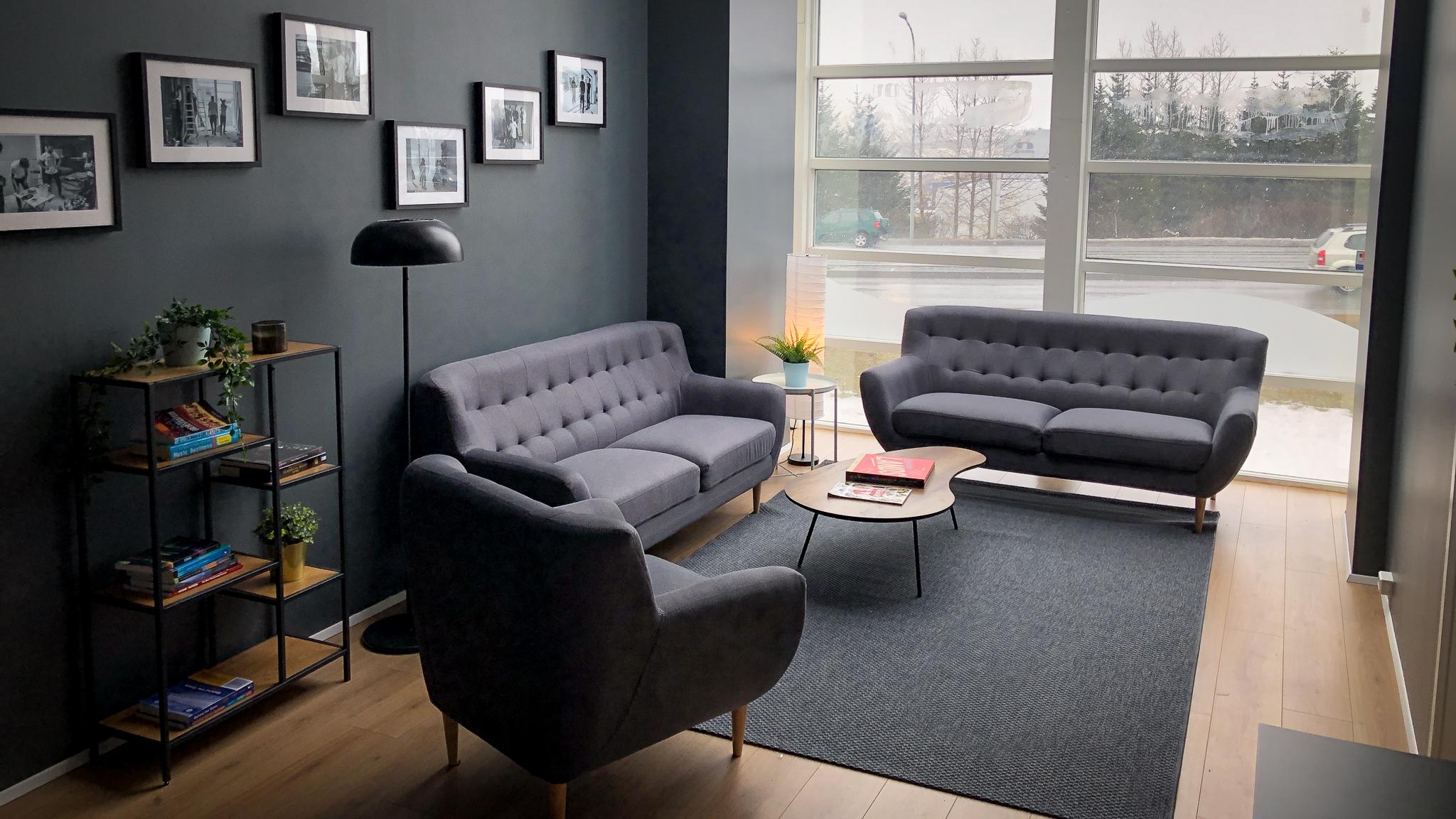 Sófar og setaðstaða í Tónhyl.