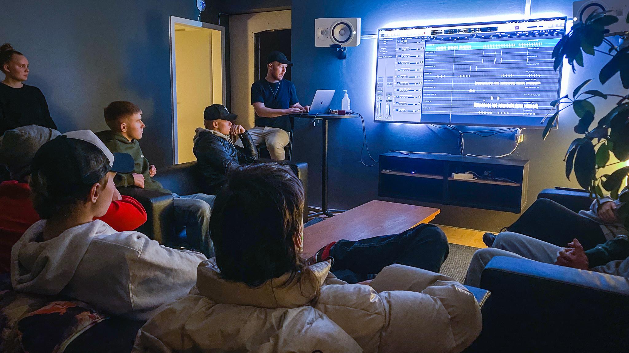 Krakkar á tónlistarnámskeiði.