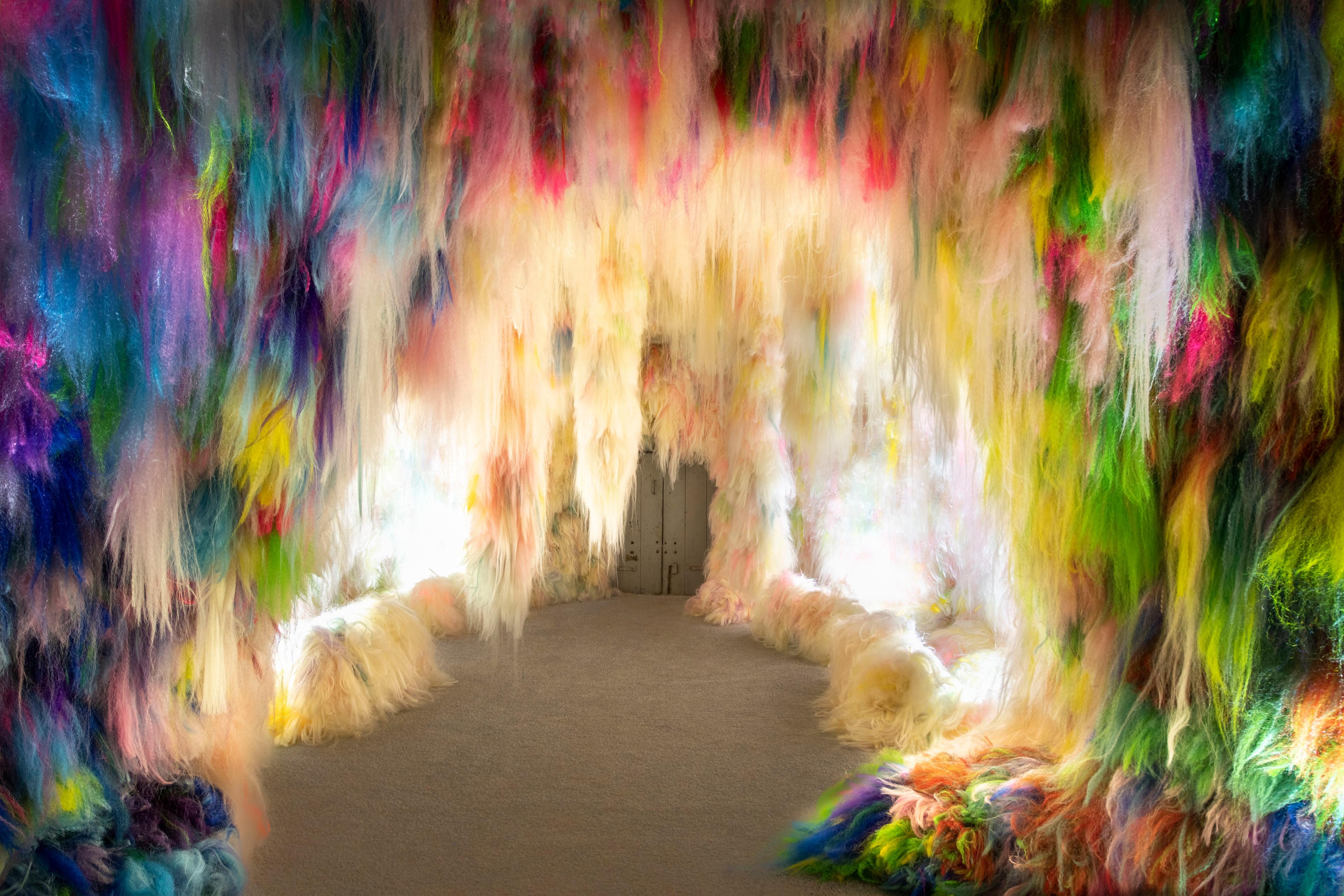 Innsetning Hrafnhildar Arnardóttur, Chromo Sapiens, hefur hlotið mikla athygli. Marglitað gervihár og tónverk hljómsveitarinnar HAM leiðir gesti í gegnum þrjú ólík rými sem umlykur viðstadda í mynd- og hljóðrænum samruna.