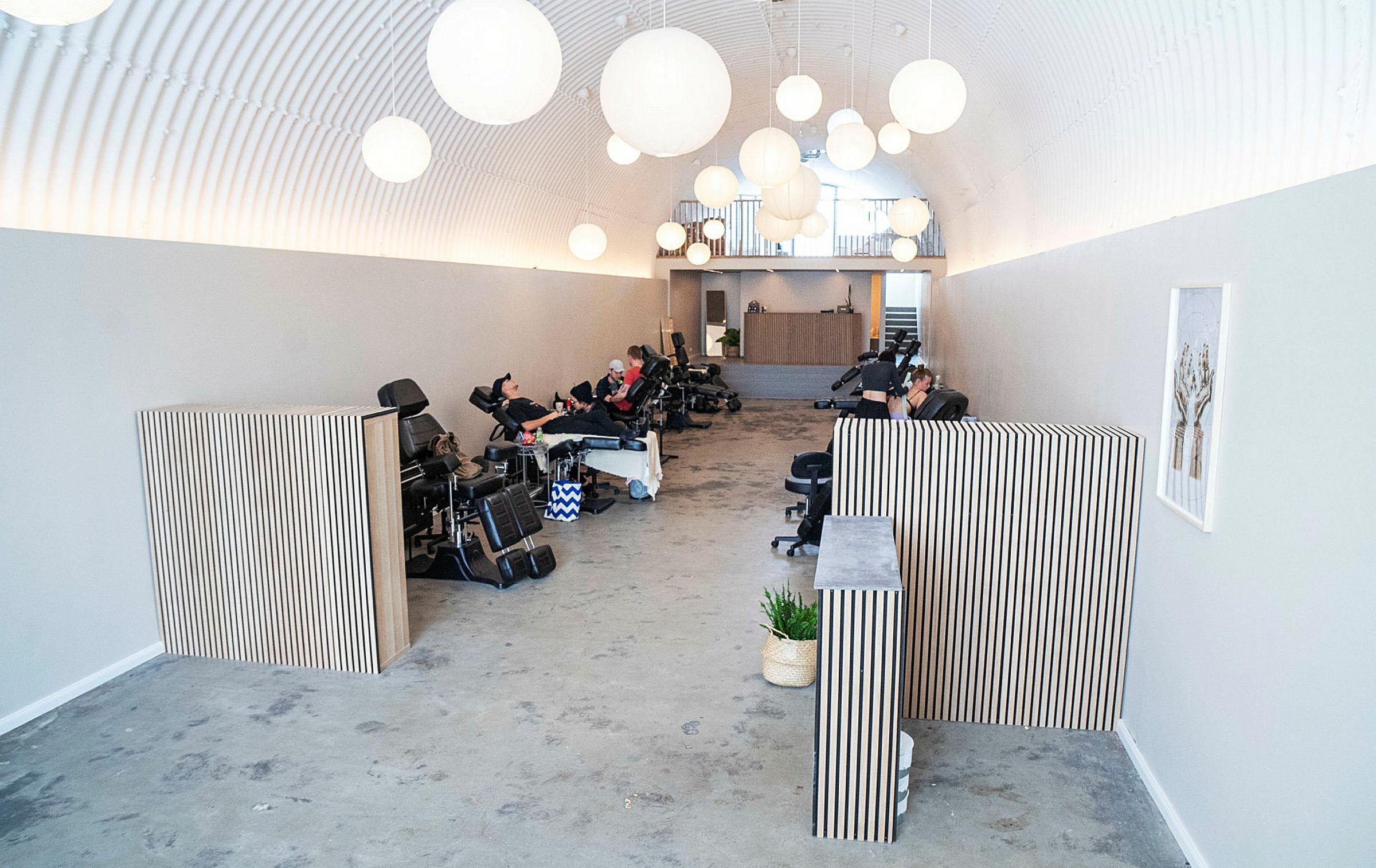 Tattústofa er rekin í gömlu kartöflugeymslunum.