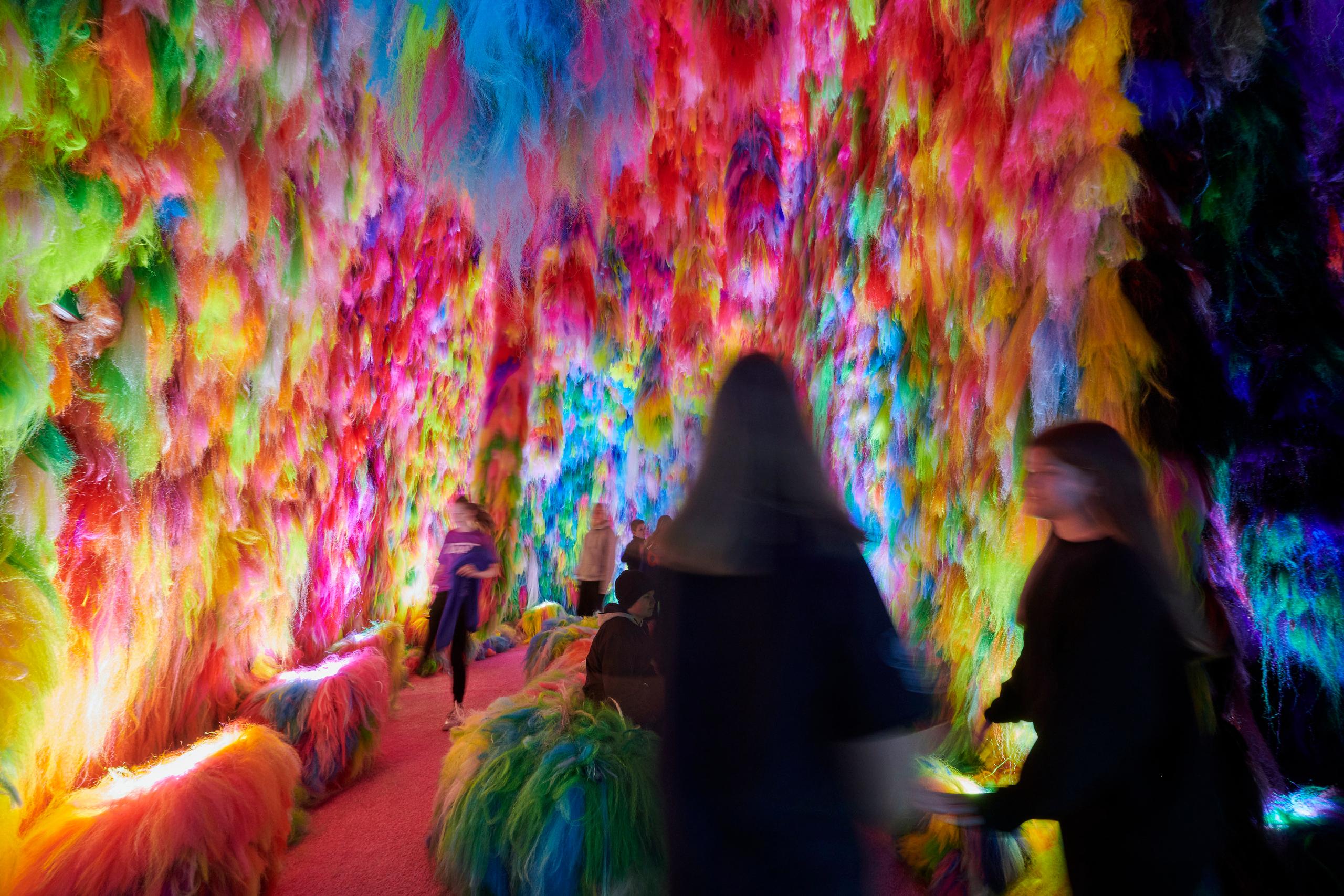 Innsetning Hrafnhildar Arnardóttur, Chromo Sapiens, hefur hlotið mikla athygli. Marglitað gervihár og tónverk hljómsveitarinnar HAM leiðir gesti í gegnum þrjú ólík rými sem umlykur viðstadda í mynd- og hljóðrænum samruna.