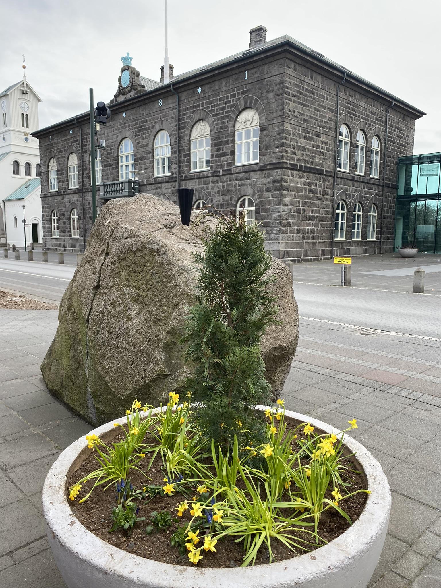 Páskaskreytingar í keri í miðborginni.