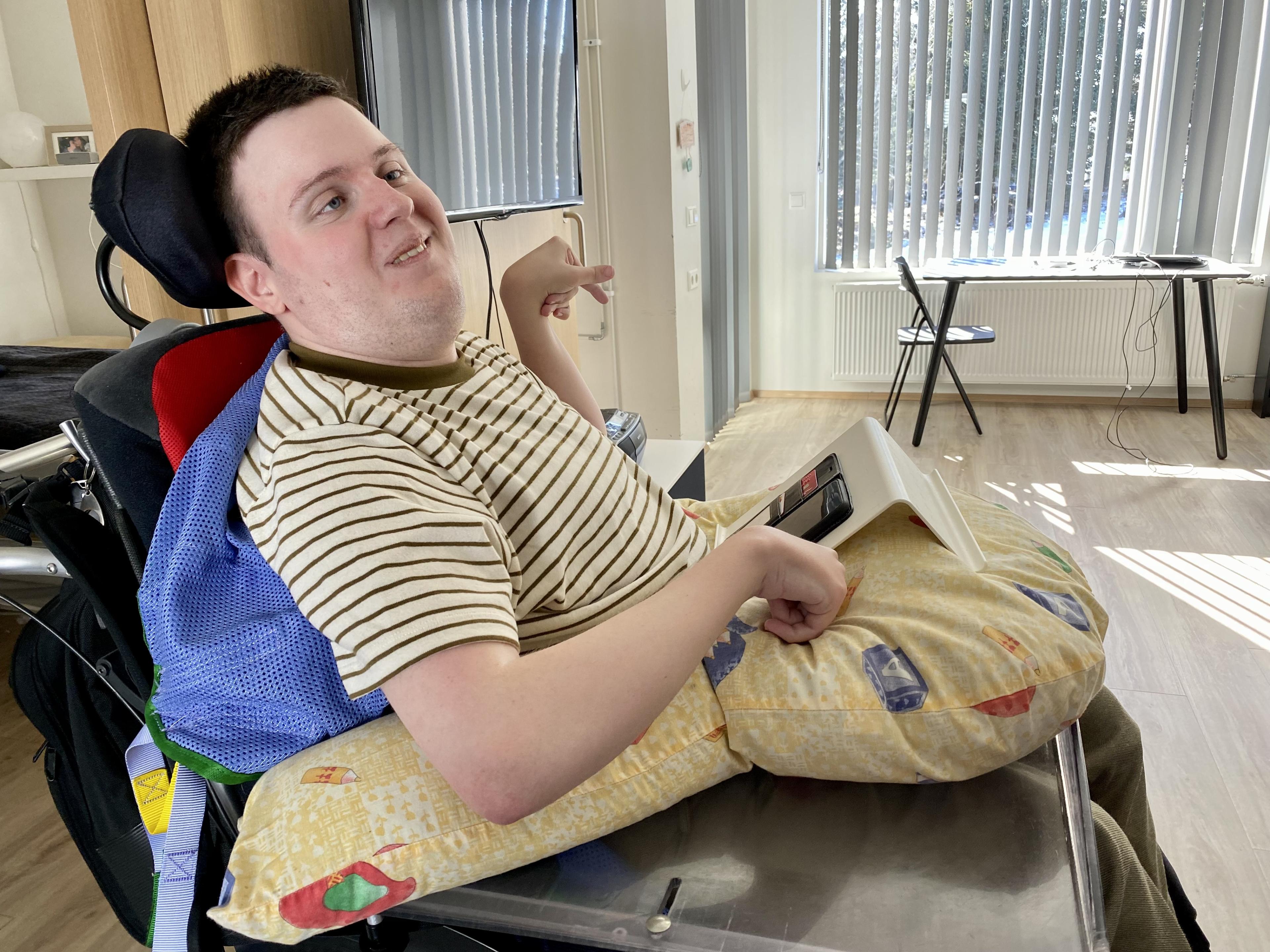 Margeir í íbúð sinni. 