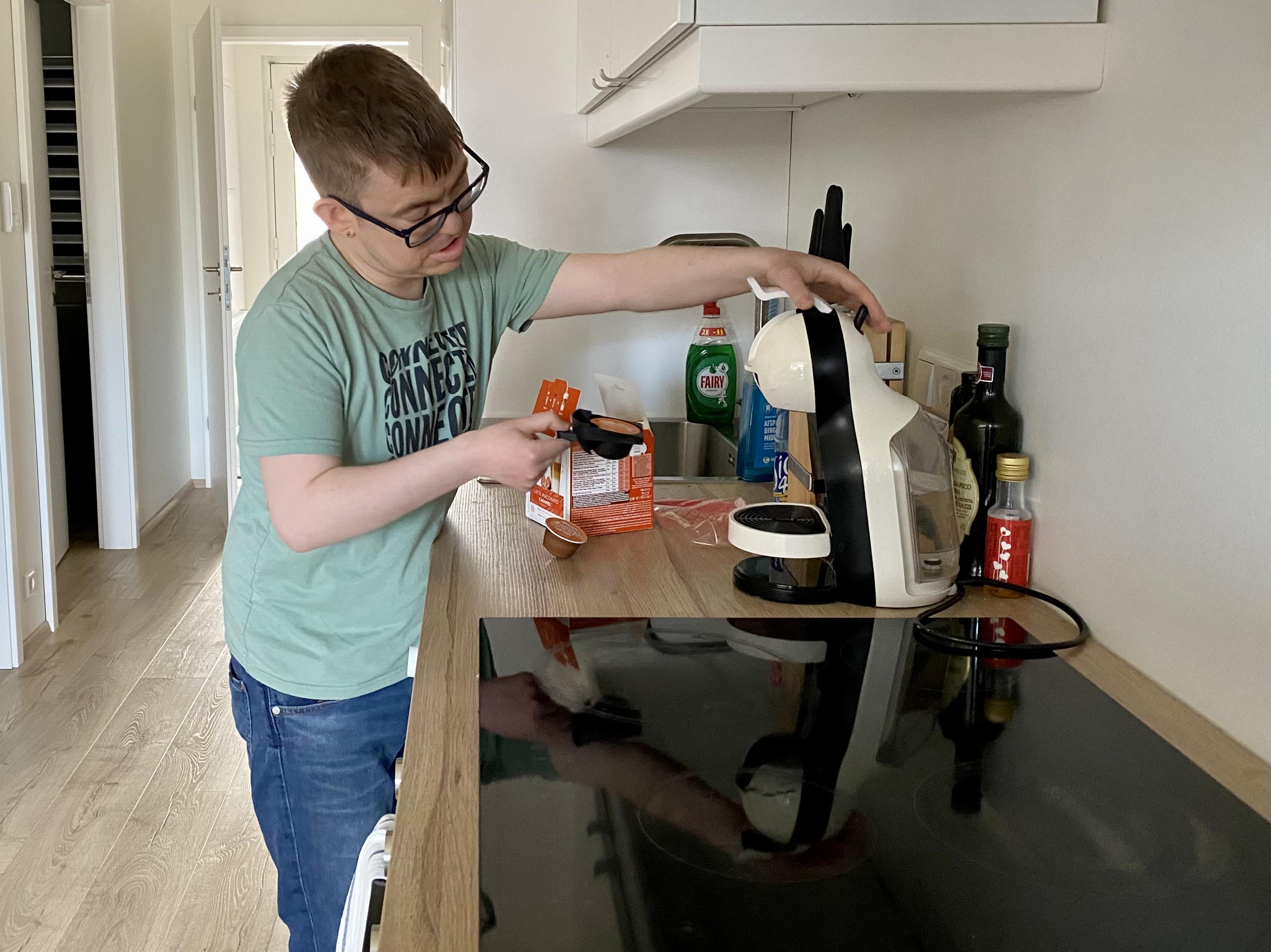 Ólafur Snævar býpur uppá kaffi.