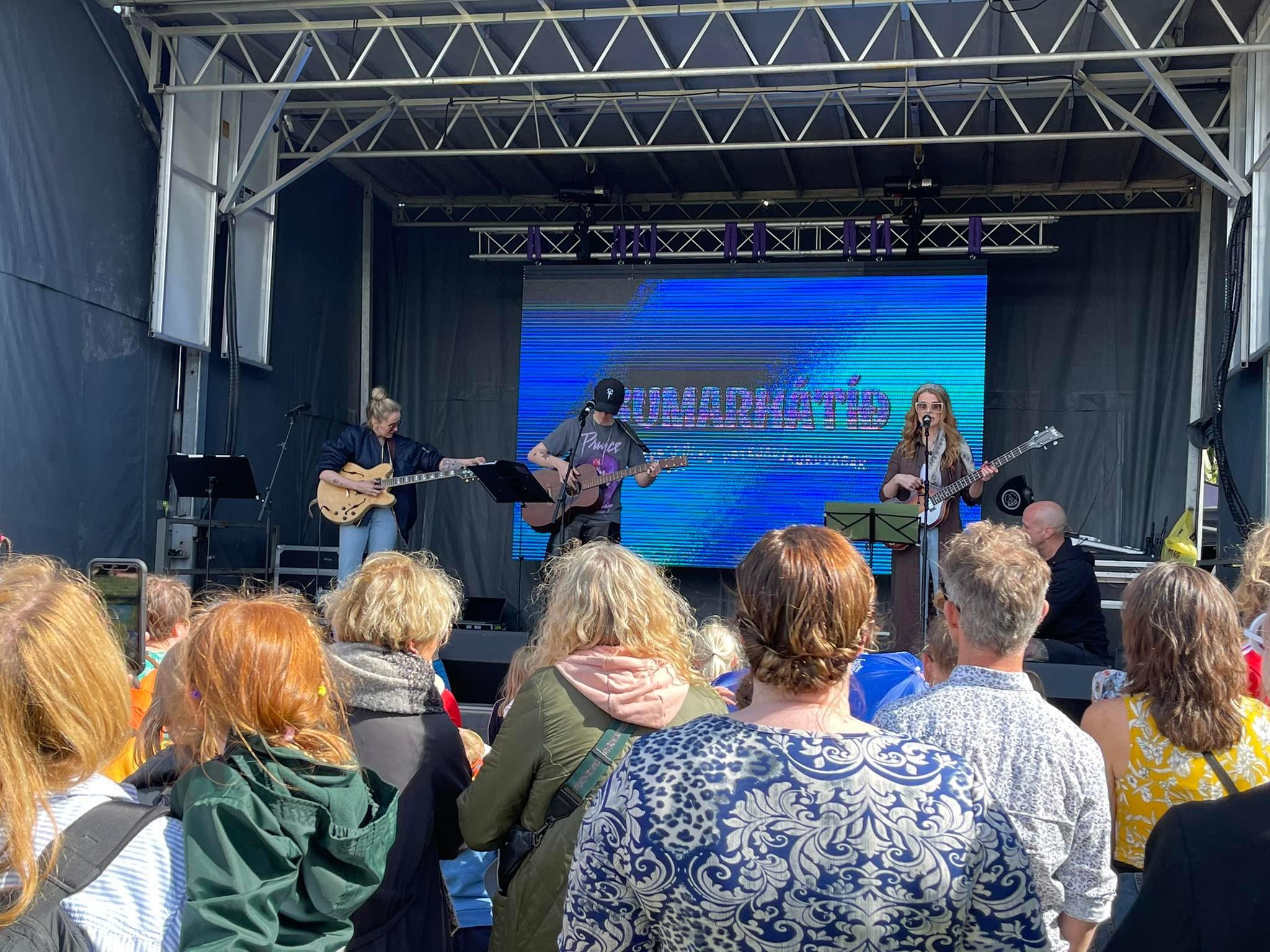 Júróvisjónsystur sungu nokkur lög