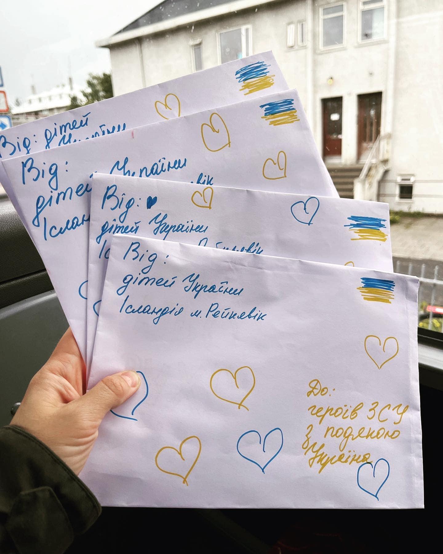 Börnin skrifuðu bréf til hermanna í Úkraínu.