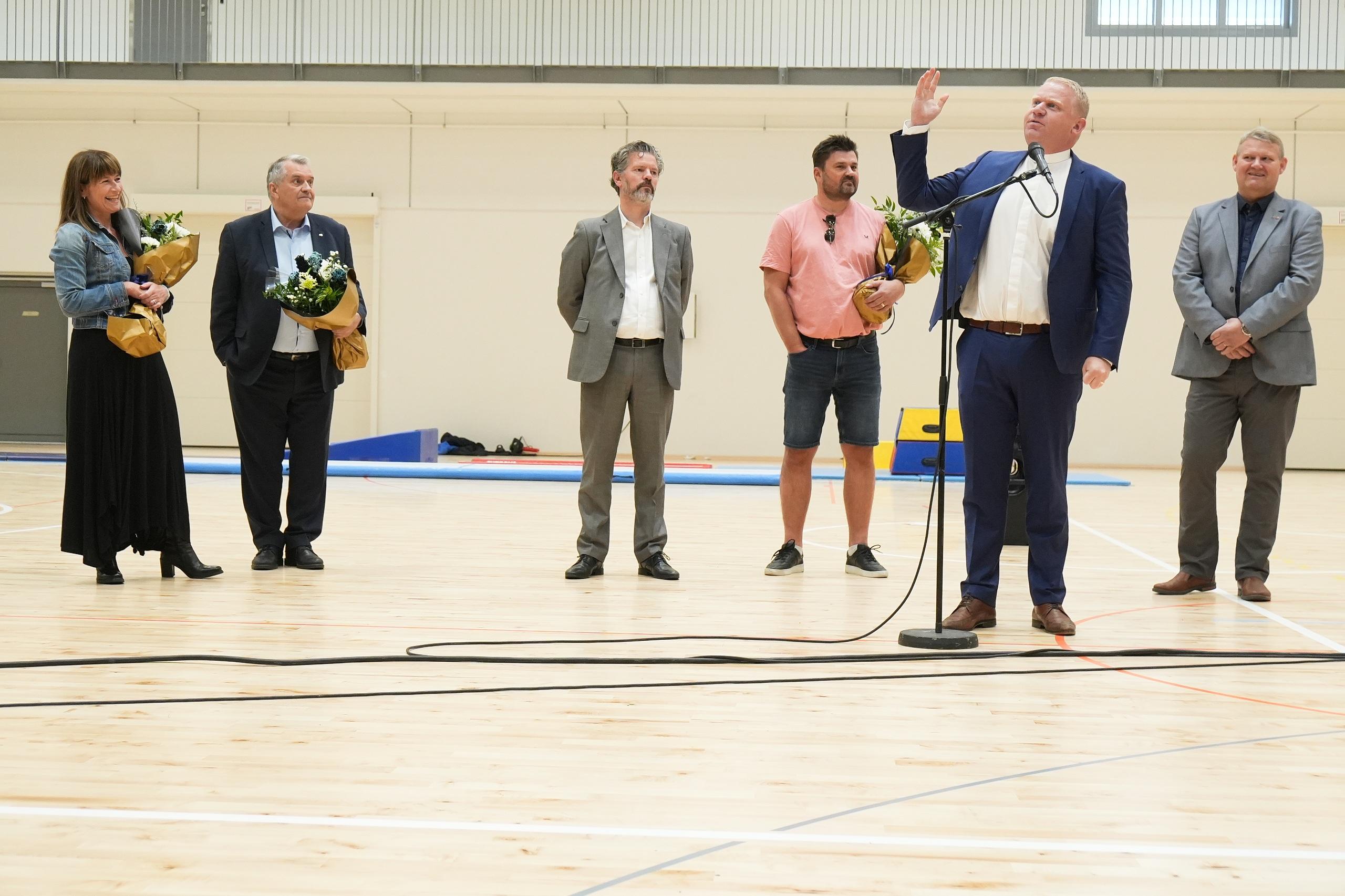 Sr. Ólafur Jóhann Borgþórsson, prestur í Seljakirkju, blessaði nýja íþróttahúsið.