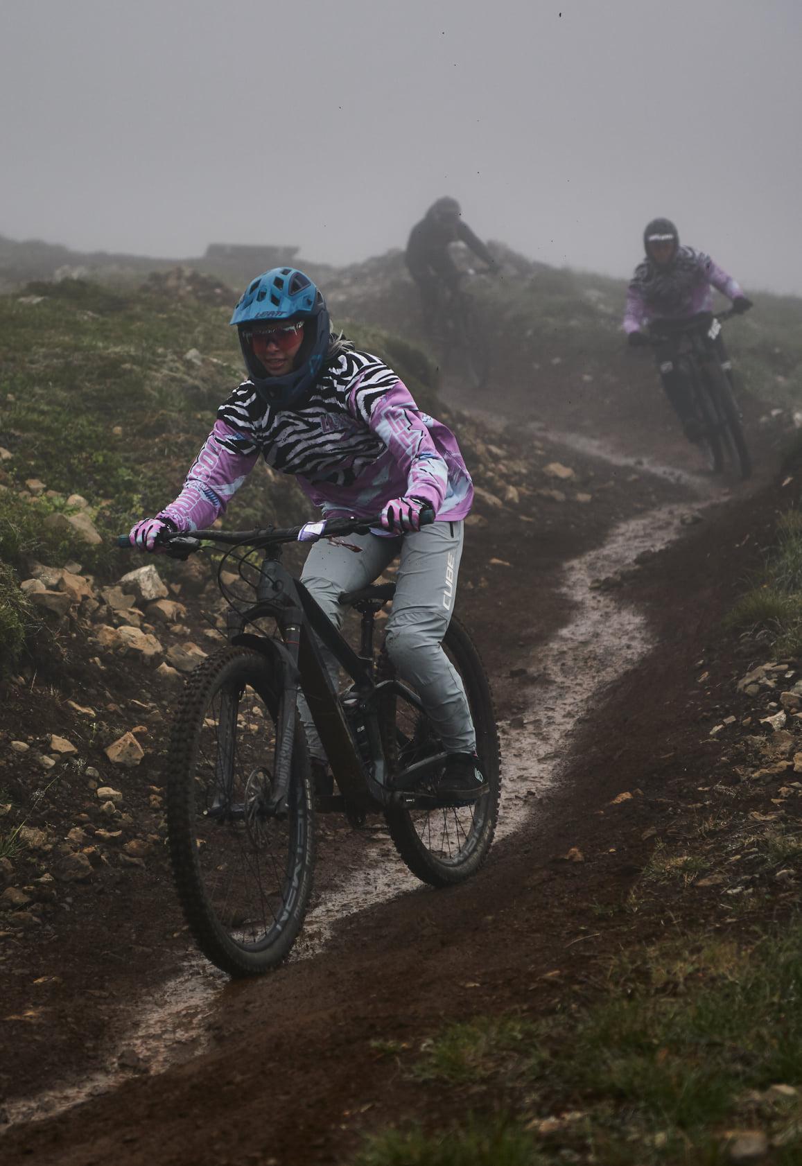 Hjólað í bleytu og þoku. Mynd: Anton Gunnarsson.